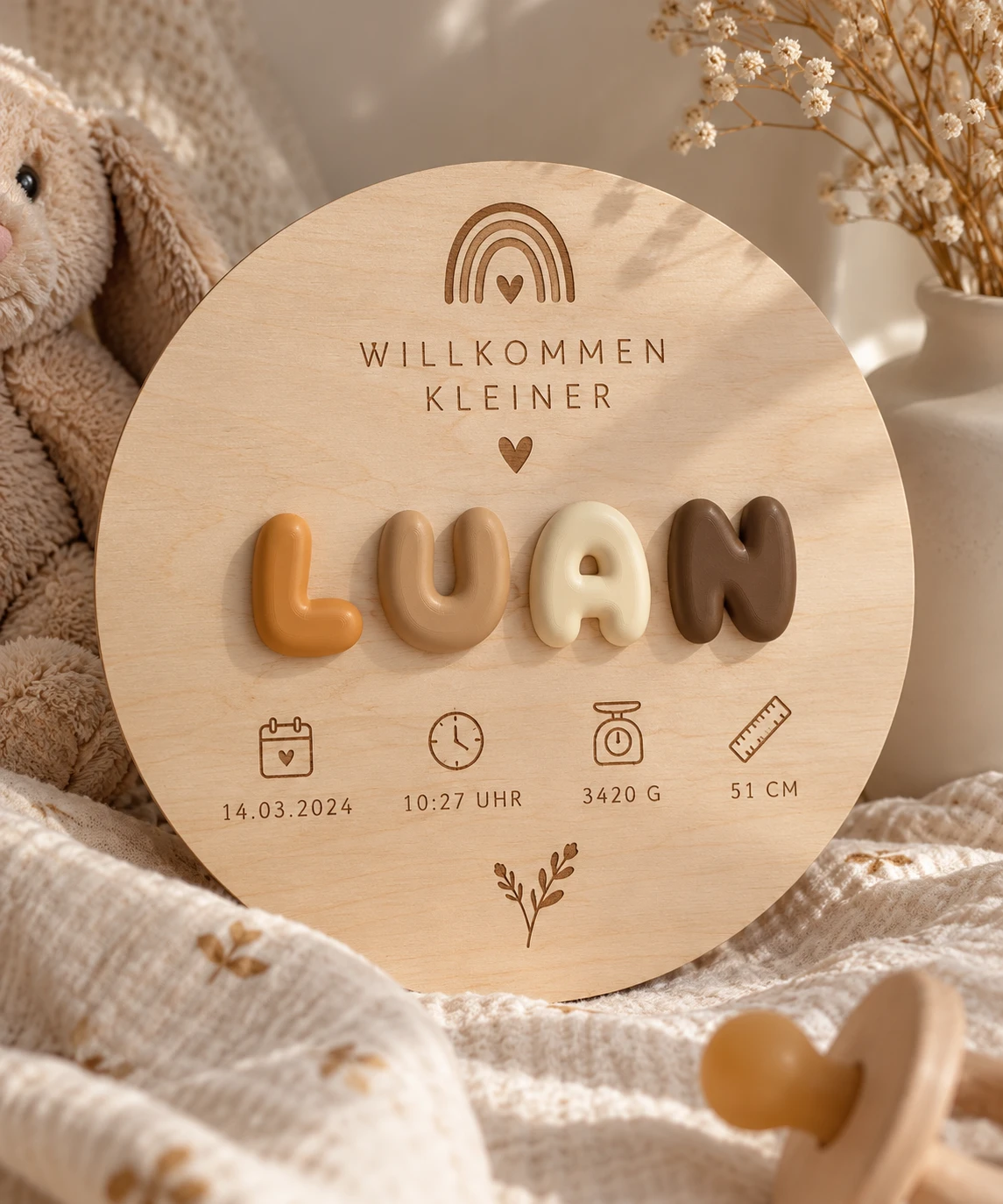 Runde Geburtstafel aus Holz mit dem Namen LUAN in Braun- und Cremetönen